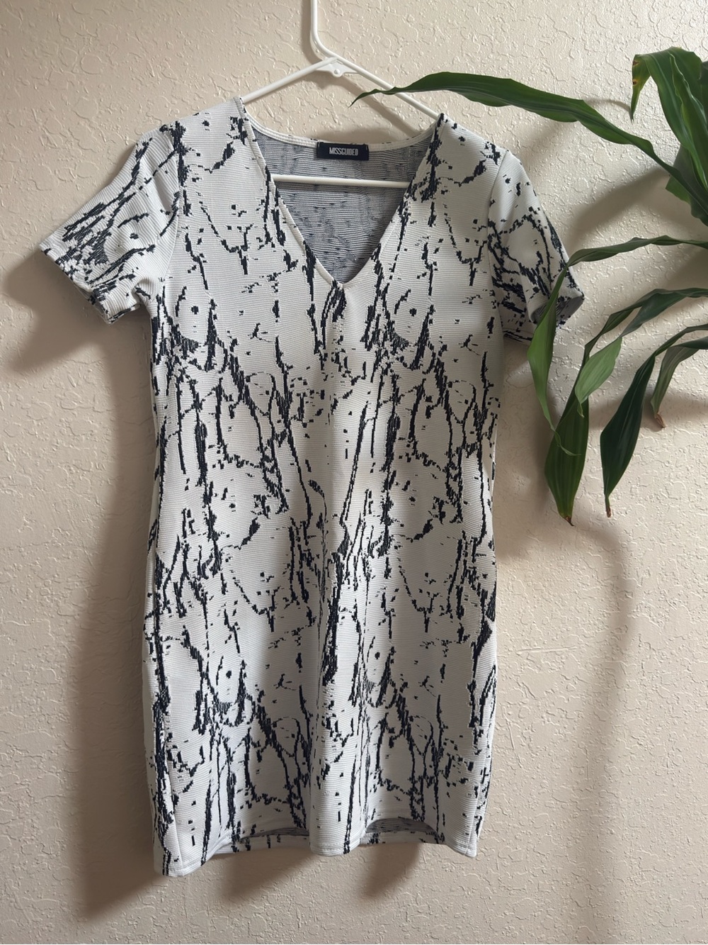 Missguided White & Black Abstract V-Neck Tunic